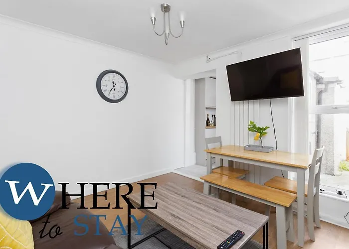 Entire Modern House Center