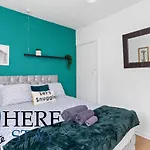Entire Modern House Center شقة *