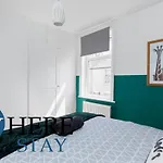 Entire Modern House Center شقة *